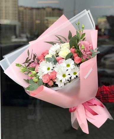 Букет цветов из: Розы, Лизиантусы и Хризантемы в Уваровском